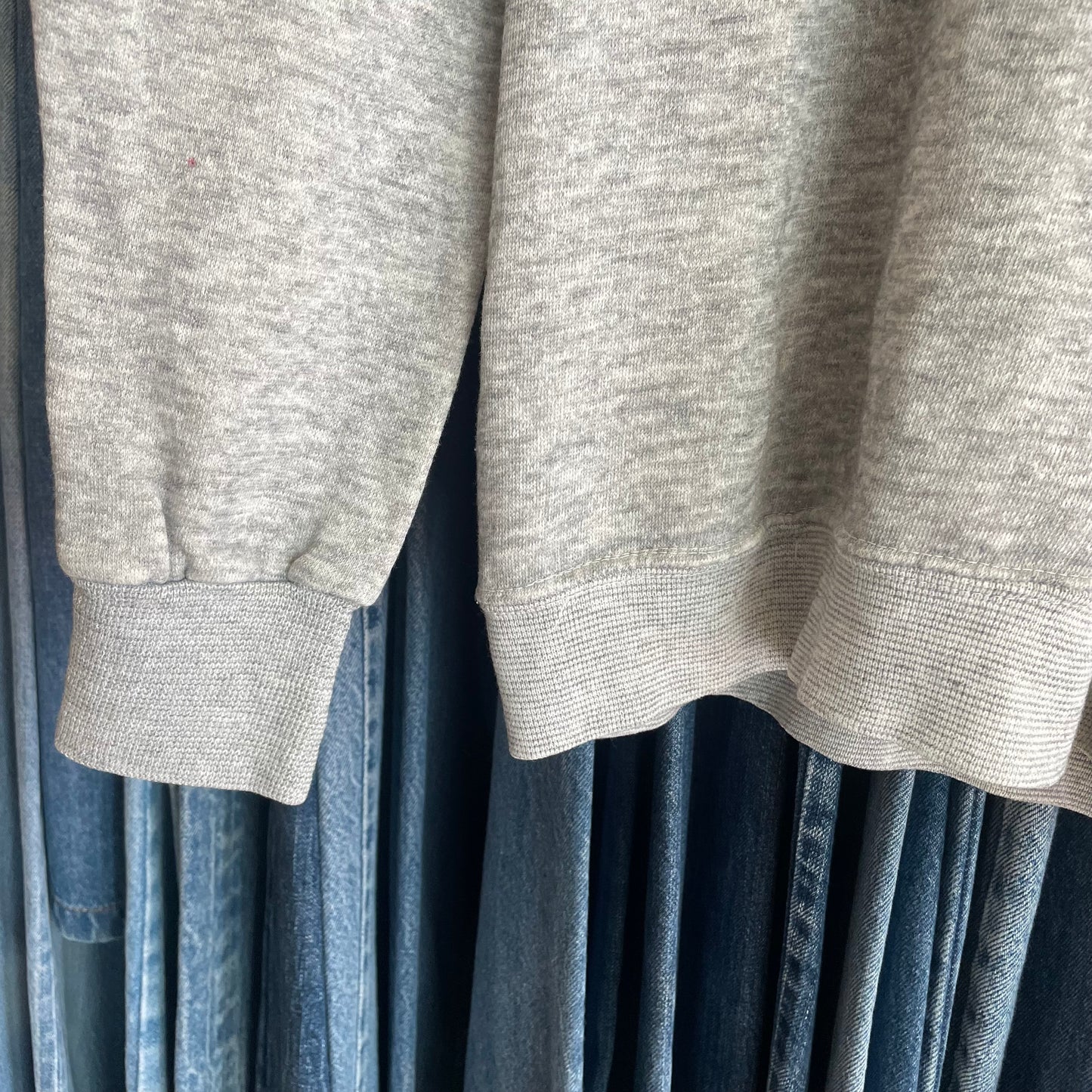 V-neck Sweatshirt Gray