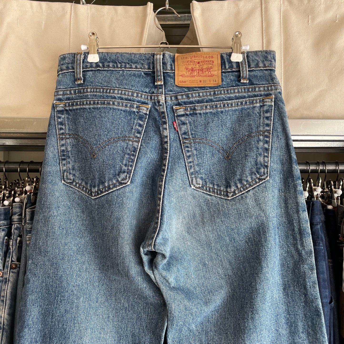 550 Jeans Regular Tapered Medium Wash Blue