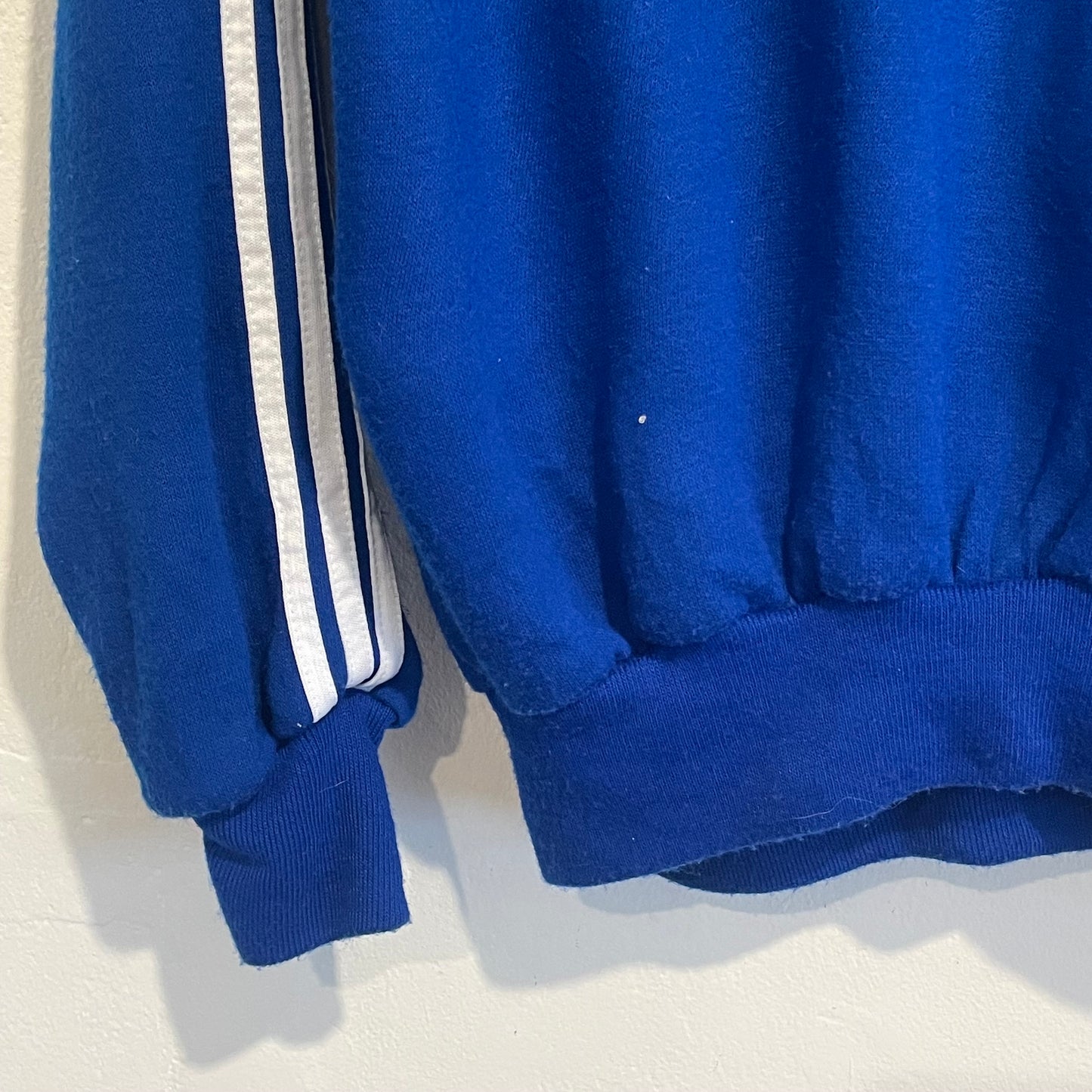 V-neck White Lined Sweatshirt Blue